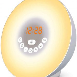 ☀️ RÉVEIL NATUREL - Ne vous réveillez plus en sursaut au son de votre alarme mais respectez plutôt votre propre rythme : 30 minutes avant l'heure programmée, la lumière douce de ce réveil lumineux vous tire petit à petit du sommeil. ☀️ RELAXATION MATINALE - Des sons naturels de votre choix sont joués à l'heure programmée : bruit du vent, de l'eau, des vagues... Idéal pour être de bonne humeur le matin ☀️ SOMMEIL DE PLOMB - Ne soyez plus dérangé par des lumières parasites la nuit. Le mode 