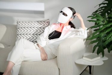 reglow led therapy mask.jpeg